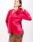 Blusa Satinada Fucsia con Detalle de Flor y Lazo en el Escote