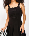 Vestido negro con lazos y tirantes